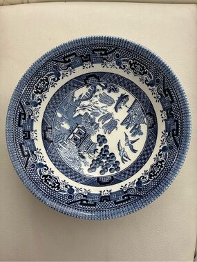 Blue Willow Pattern Decorative Serving bowl - Classic Blue and White
